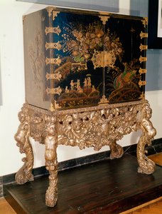 Cabinet en laque noir et or sur pied sculpté et argenté, période Charles II, 1649-85